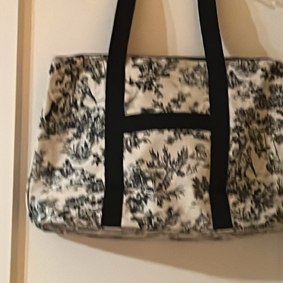 Toile print ..non branded bag - Picture 2 of 10